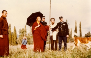 XVIème Karmapa plante un drapeau avec les gendarmes.