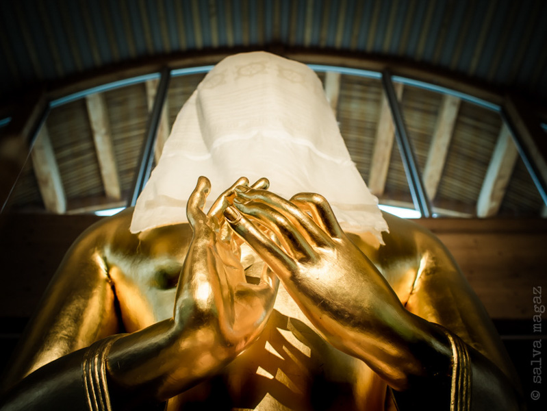 "(...) au terme du travail de peinture, une kata blanche a recouvert le visage du Bouddha, le dissimulant aux regards curieux."