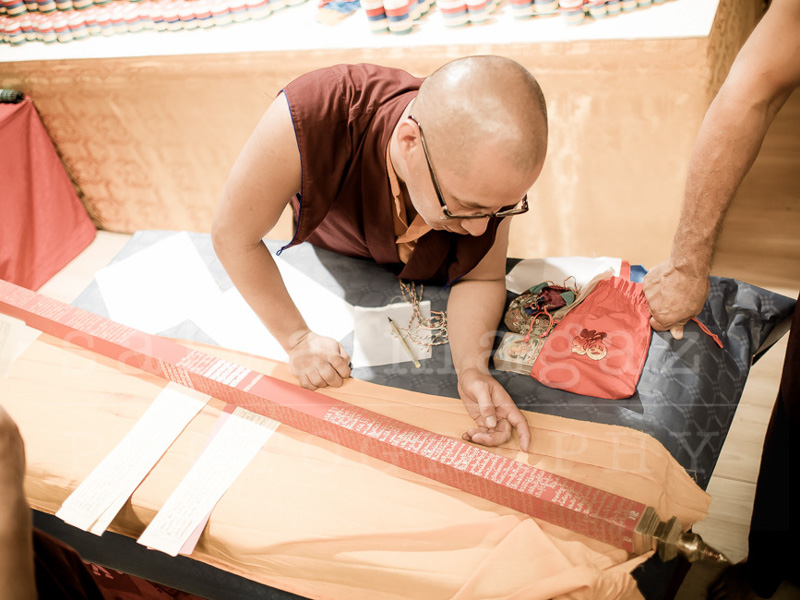 "(...) pour que la statue soit complète, on se devait de lui préparer un sokshing – terme tibétain que l’on peut traduire par « bois de vie »."