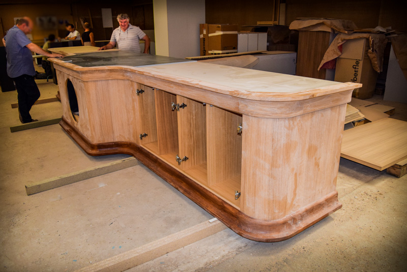 "(...) lama Jigmé Rinpoché demanda que son autel définitif soit réalisé. Celui-ci, 100% made in Dordogne, a été fabriqué à Périgueux."