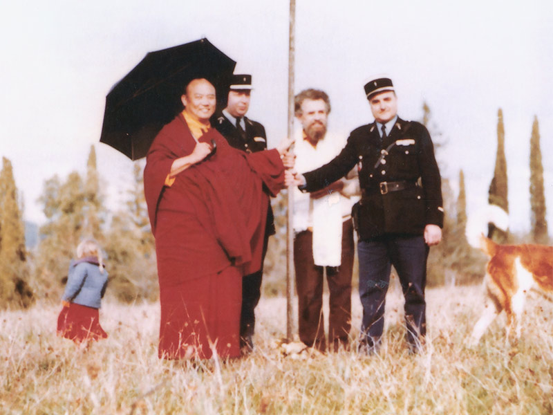 Rangjung Rikpé Dorjé, le XVIe Karmapa, en compagnie de Bernard Benson (donateur du terrain) et de gendarmes de passage, en 1977
