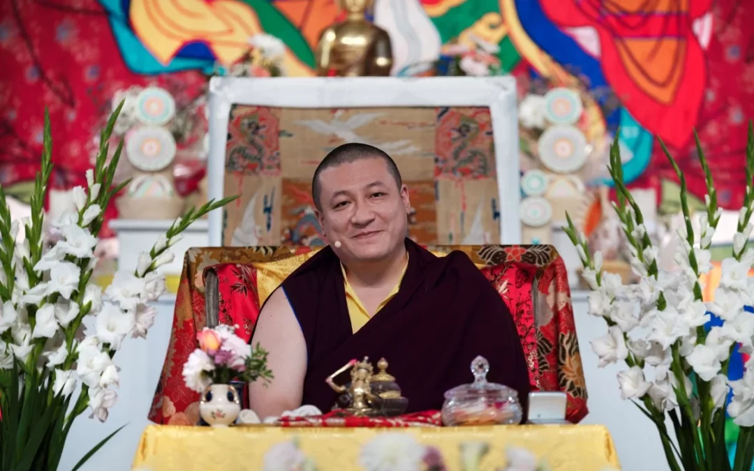 Karmapa donne des enseignements sur le Dharma, confère une initiation et effectue la consécration du Jardin de Sukhavati