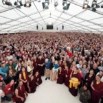 Karmapa donne des enseignements sur le Dharma et des initiations, et préside la consécration du stoupa de l’éveil