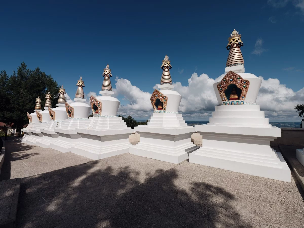 MONTCHARDON Karmapa donne des enseignements sur le Dharma et transmet des initiations