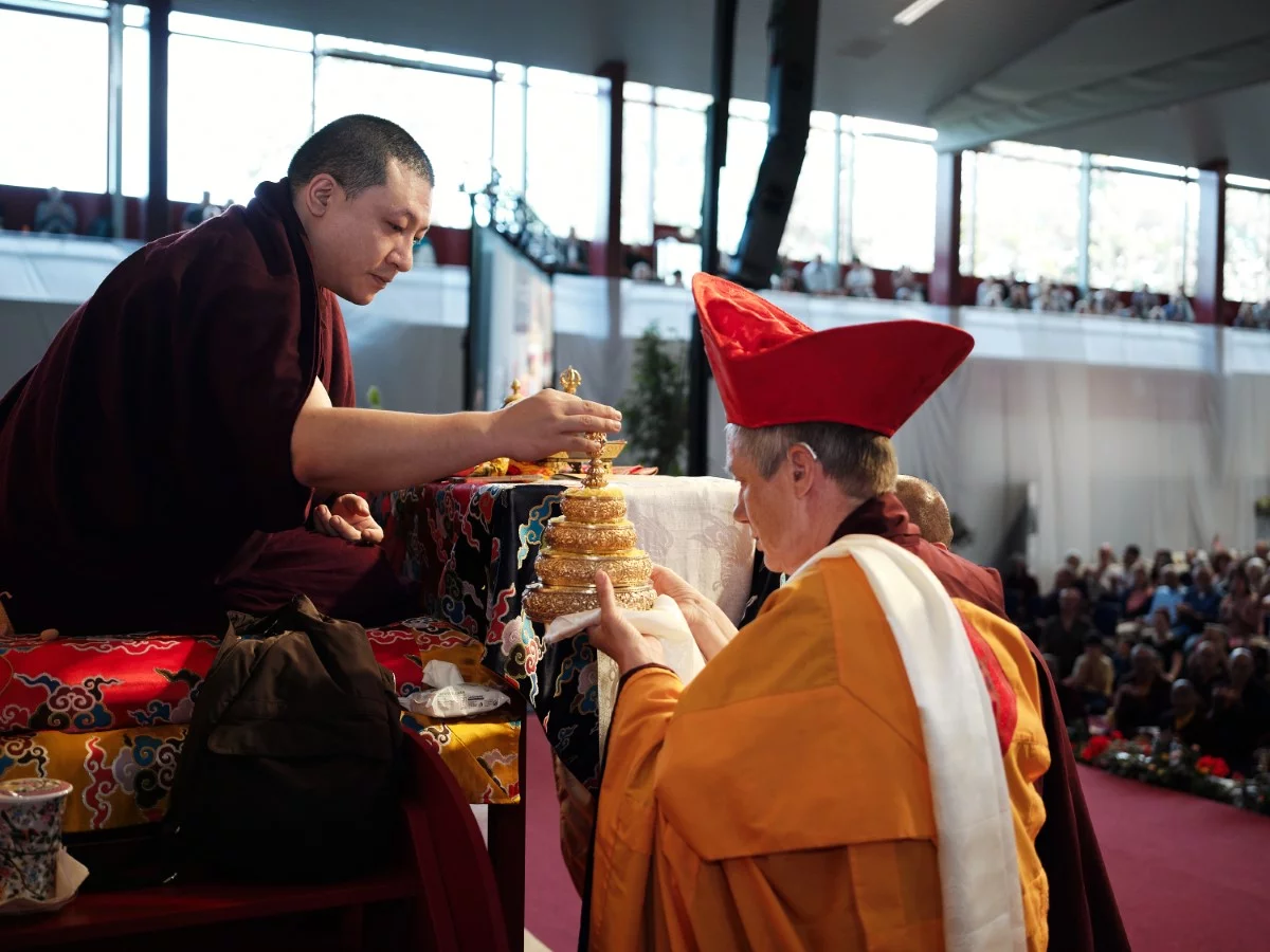 Karmapa donne les vœux de refuge bouddhique et de bodhisattva ainsi que l'initiation d'Amitabha