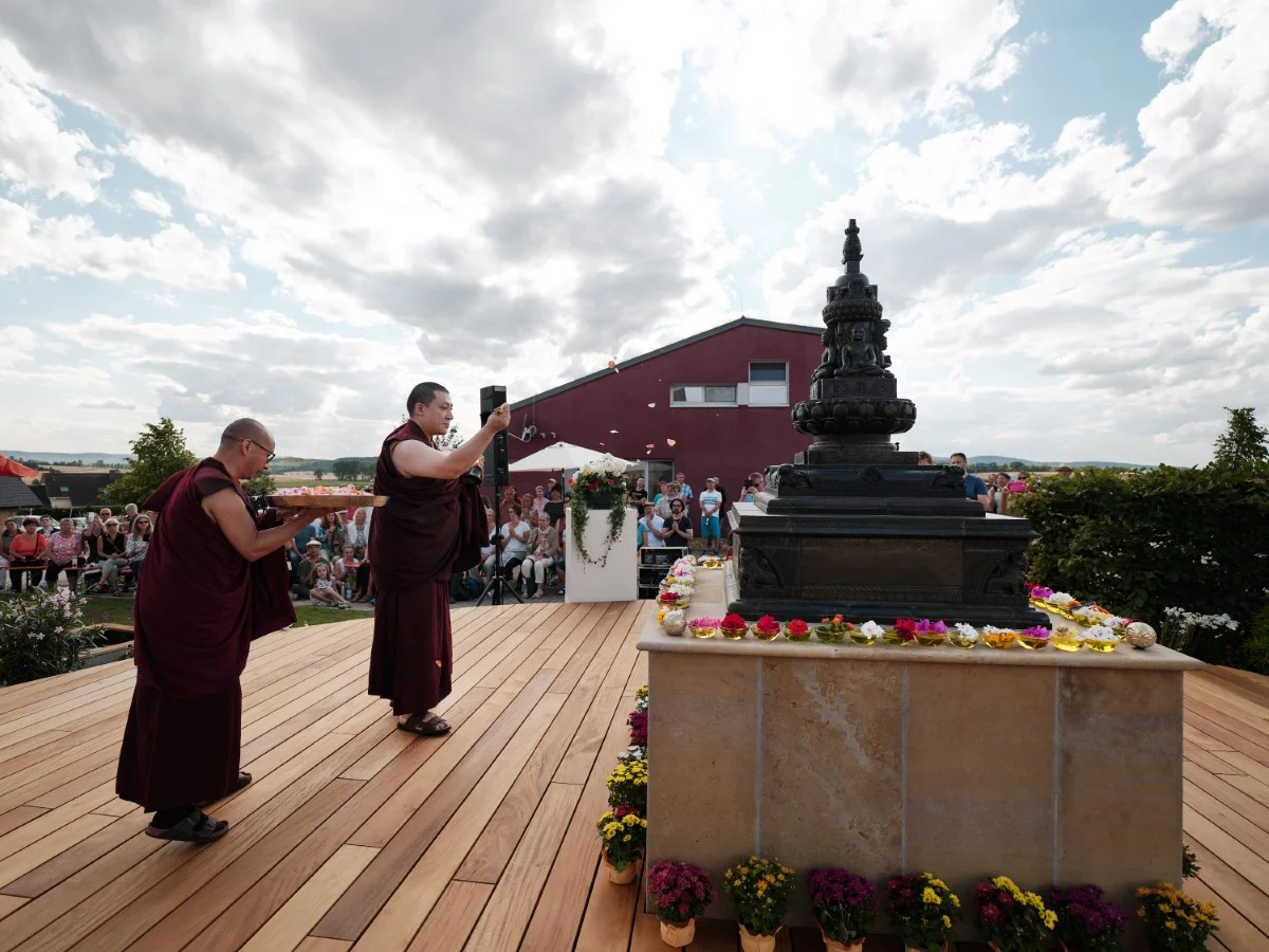 Karmapa donne les vœux de refuge bouddhique et de bodhisattva ainsi que l'initiation d'Amitabha