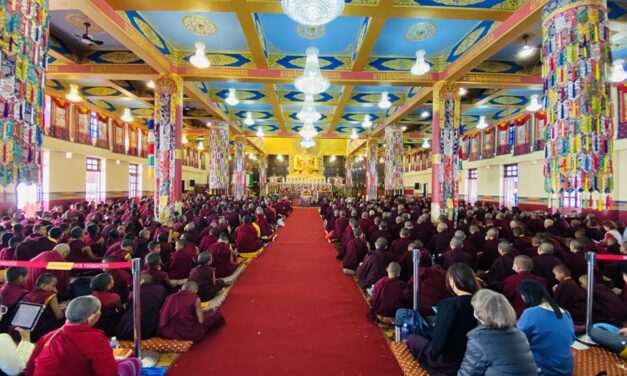Transmisión de <i>Gyachen Kadzo, el Tesoro de las Vastas Enseñanzas</i> en Sharminub, Nepal